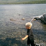 Ture kastar sten i vattnet